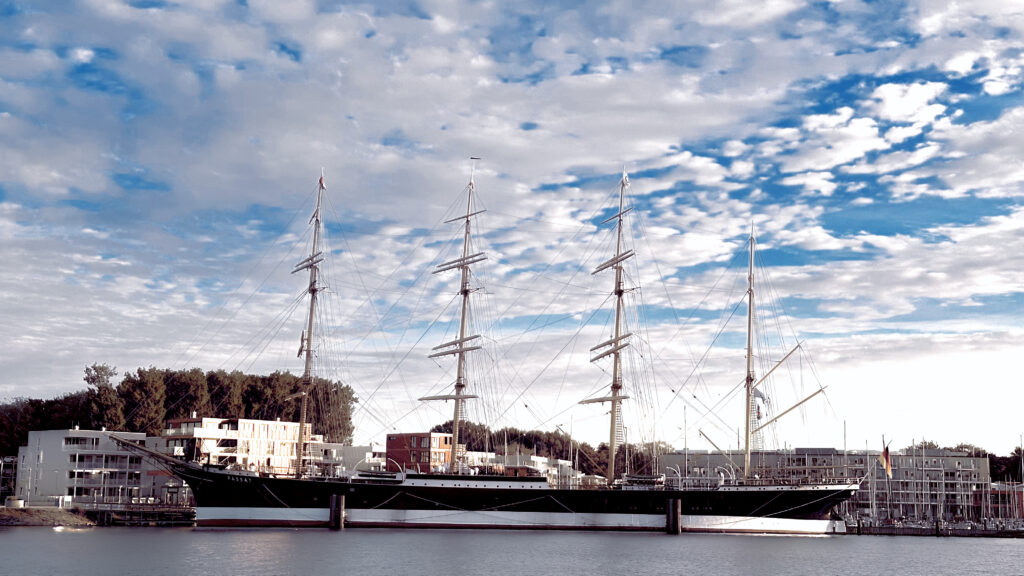 Voilier historique Passat à quatre mâts amarré dans le port de Travemünde, Allemagne, sous un ciel nuageux